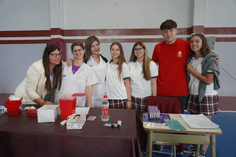 Los organizadores en plena actividad.