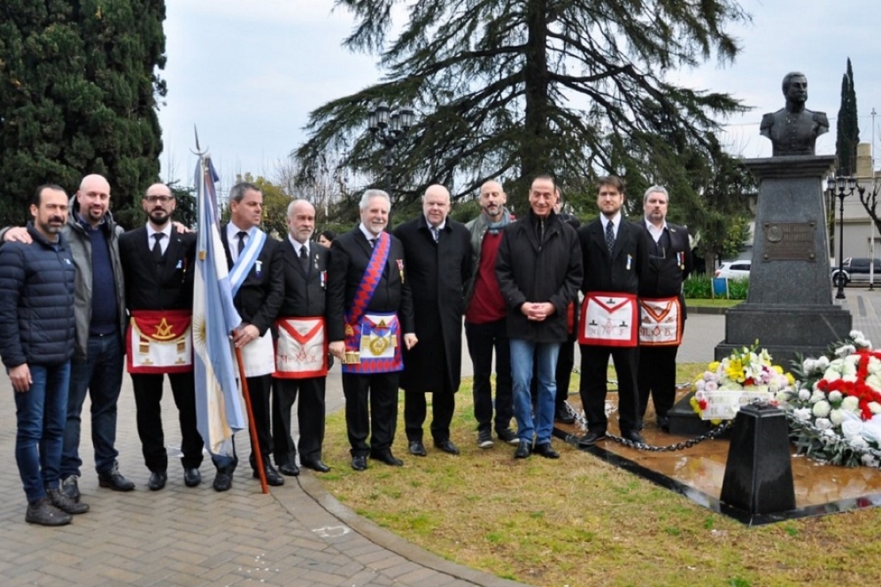 Las autoridades junto al busto de  San Mart&iacute;n. 
