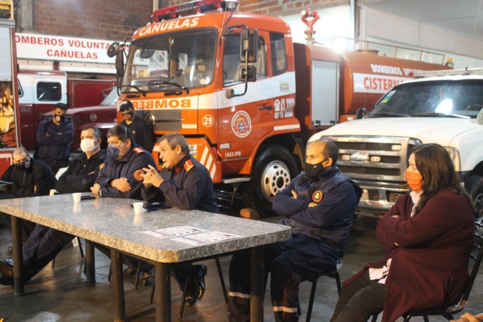 El interventor Vandolino dirigi&eacute;ndose a los Bomberos de Ca&ntilde;uelas. 