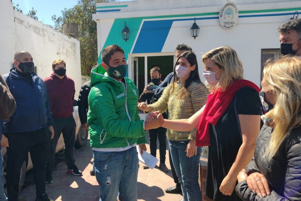 Los funcionarios y legisladores llegaron minutos antes de que los detenidos recuperen la libertad.