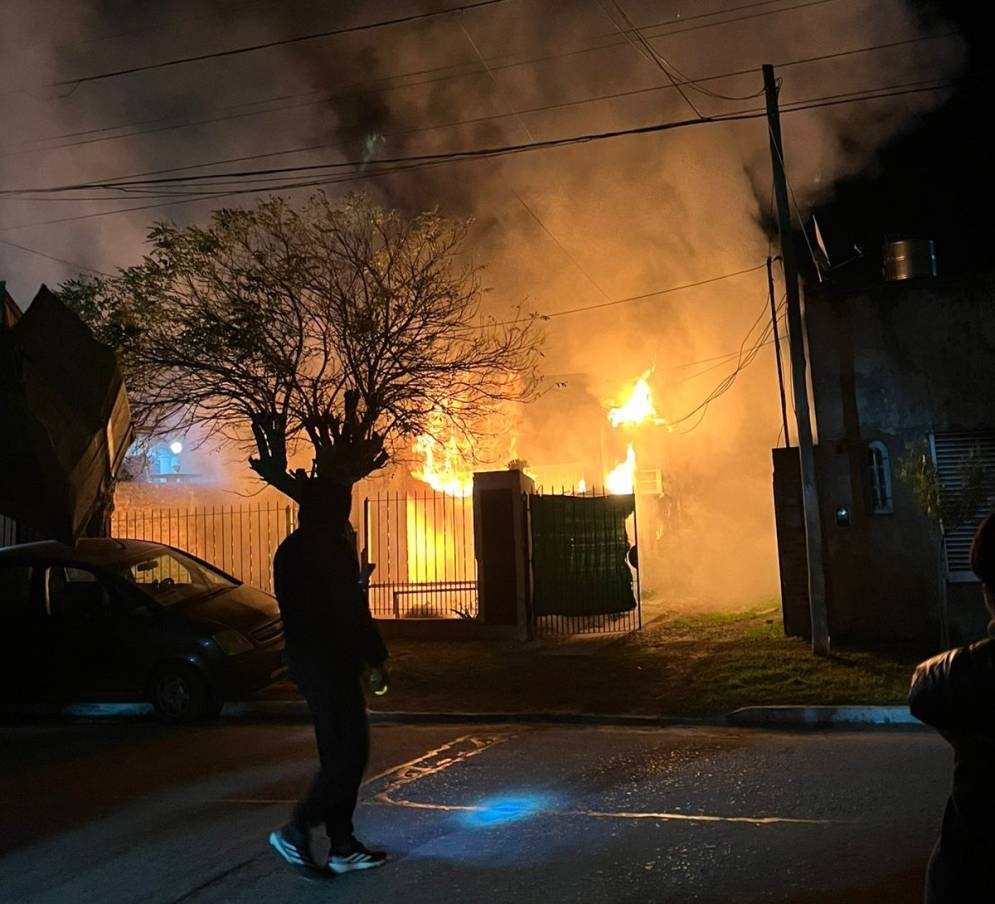 Las llamas destrozaron por completo la casa.