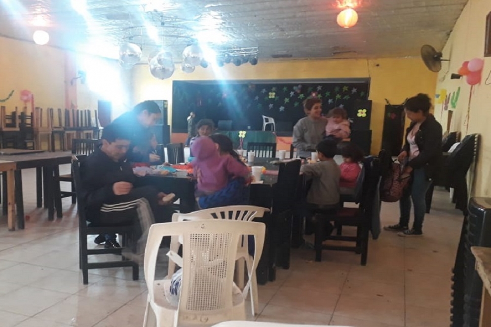 Las primeras familias que llegaron al centro de evacuados.