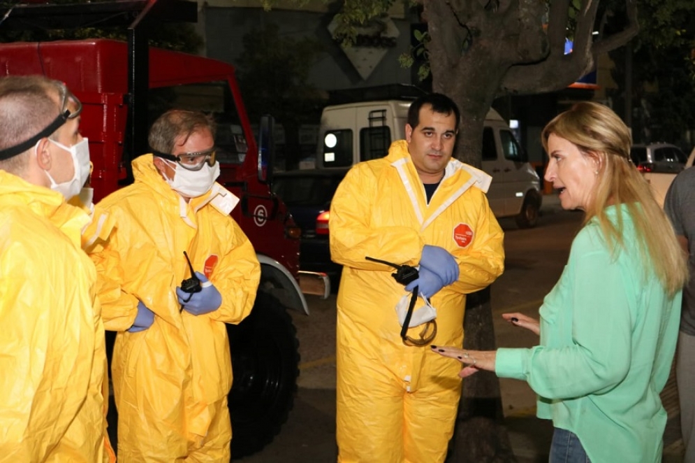 Fassi junto a los Bomberos minutos antes de salir a realizar la desinfecci&oacute;n. 