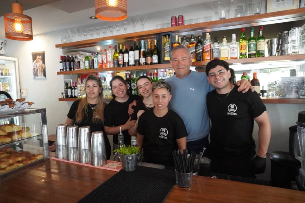 El propietario del lugar con parte de su equipo de&nbsp;trabajo.