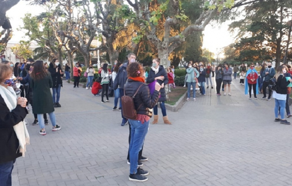 Hubo cacerolazos, banderas de nuestro pa&iacute;s y los presentes entonaron el himno nacional. 