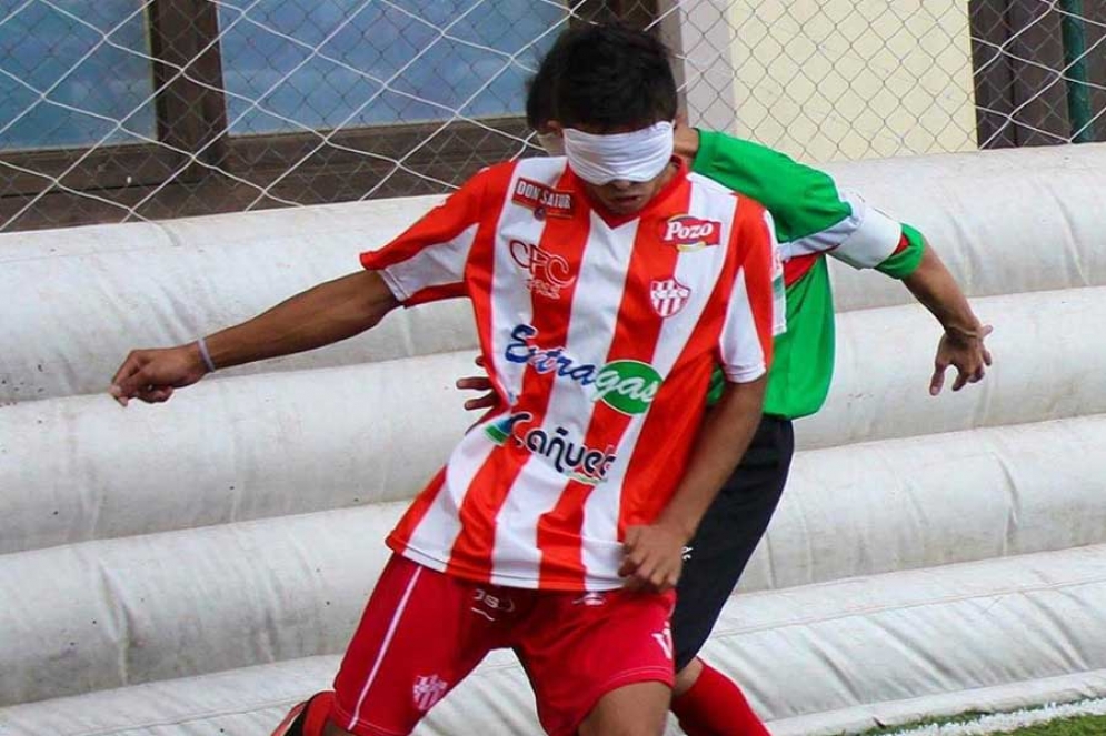 Junior Fern&aacute;ndez con la camiseta del CFC. 
