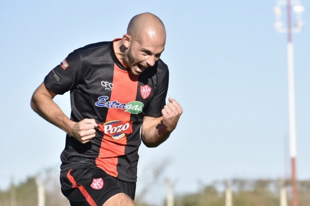 Tarz&aacute;n S&aacute;nchez gritando uno de sus tantos en Ca&ntilde;uelas. 