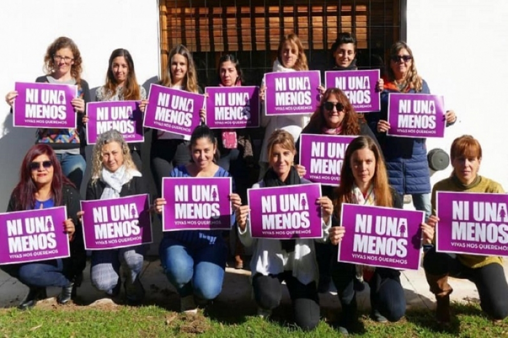 En otro momento, las integrantes del &aacute;rea participando de la campa&ntilde;a #NiUnaMenos. 