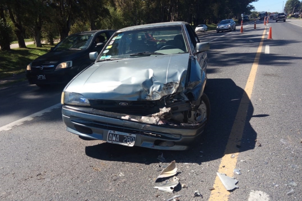 El Ford result&oacute; da&ntilde;ado en la parte frontal. 