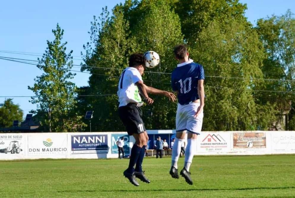 Rodrigo Acerebe ganando en las alturas. Ph: Luli Polenta.