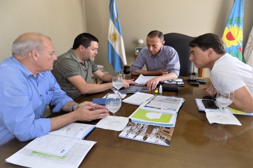 El titular de Legal y T&eacute;cnica, Fern&aacute;ndez Meire, observa concentrado la justificaci&oacute;n de Absa.