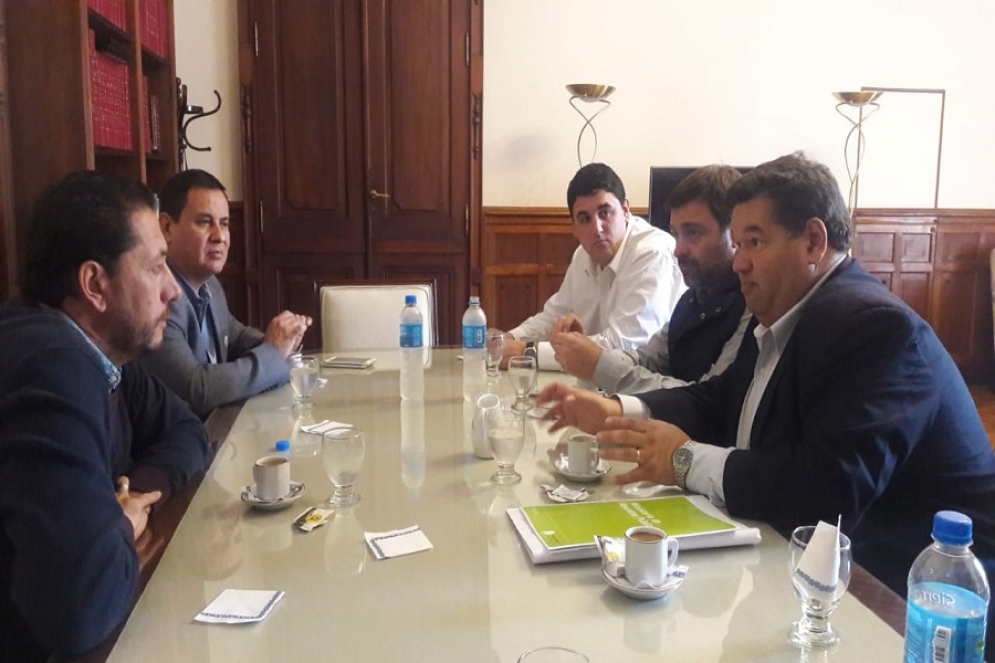 Iturmendi durante la reuni&oacute;n junto a los intendentes radicales. 