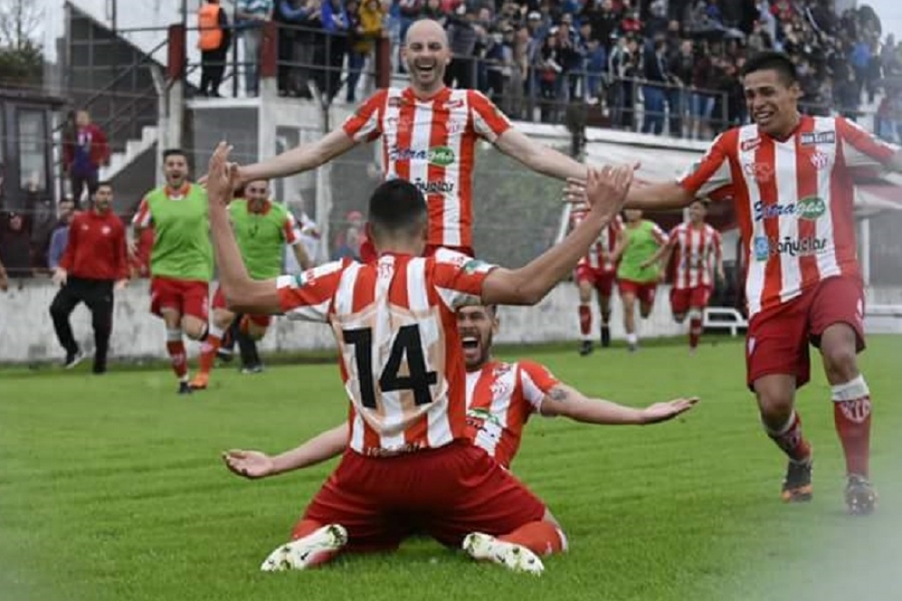 Los jugadores del Rojo festejando uno de los goles del equipo.