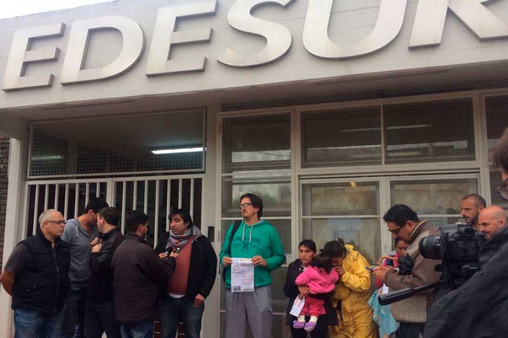 Vecinos y dirigentes se reunieron este viernes en la puerta de Edesur. 