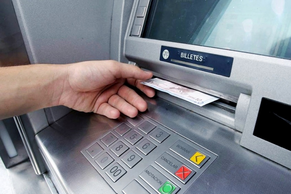Actualmente deben acudir a los cajeros de Ca&ntilde;uelas Centro y M&aacute;ximo Paz.