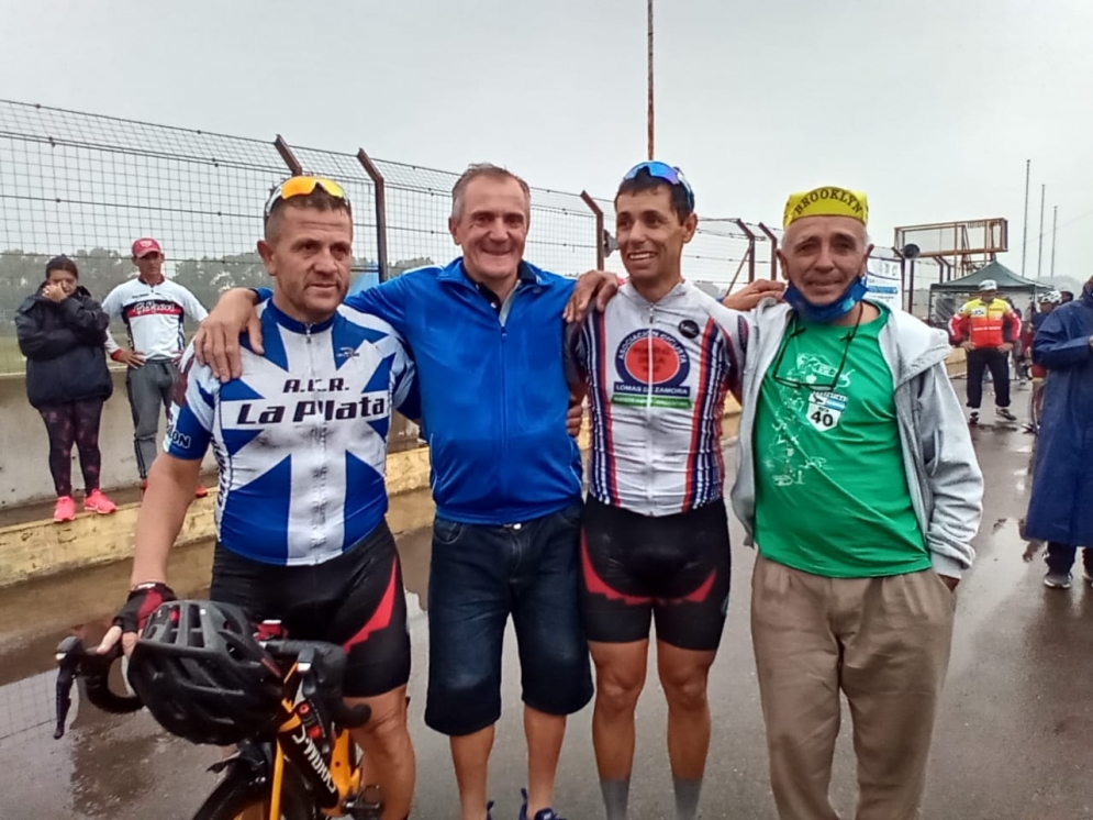 Salm&oacute;n -tercero de izquierda a derecha- con una sonrisa de oreja a oreja.
