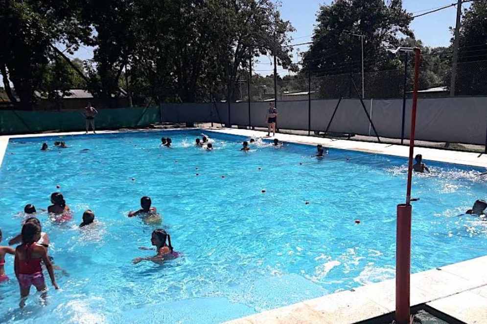 Los ni&ntilde;os disfrutando del natatorio del barrio Libertad.