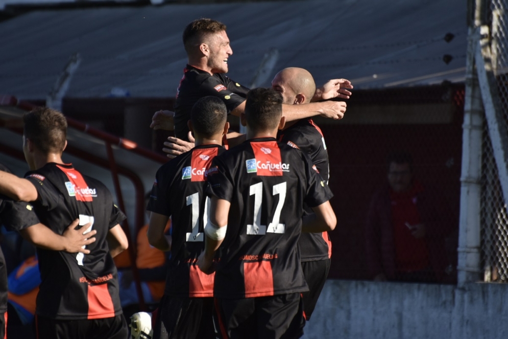 Los jugadores de Ca&ntilde;uelas celebrando el gol de S&aacute;nchez. Foto: Jonathan Arga&ntilde;araz. 