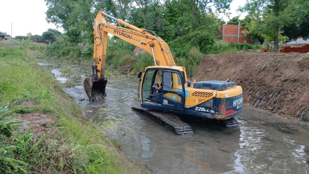 La maquina trabajando en el cauce de agua.