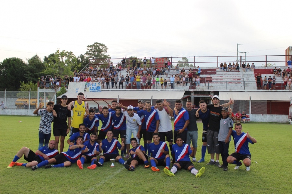 Los jugadores festejando el t&iacute;tulo obtenido. 