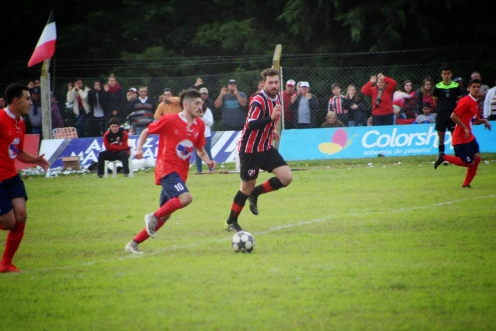 Astorga con la 10 y la pelota dominada.