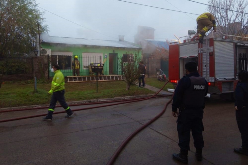 Los bomberos trabajando para combatir el fuego.