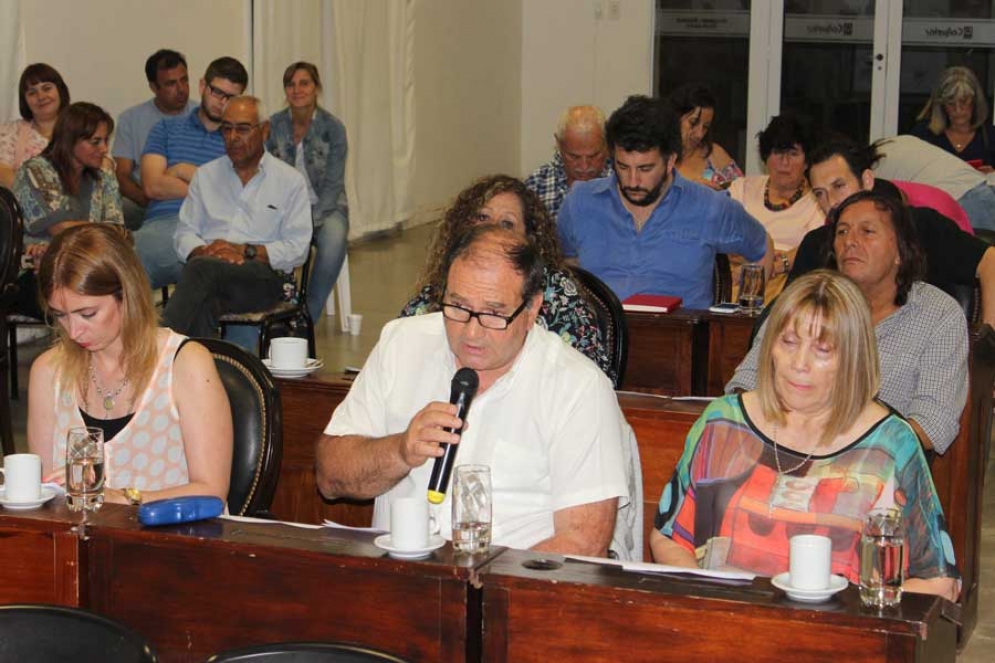 Hugo Castagneris, presidente de la bancada, fue uno de los que tom&oacute; la palabra. 