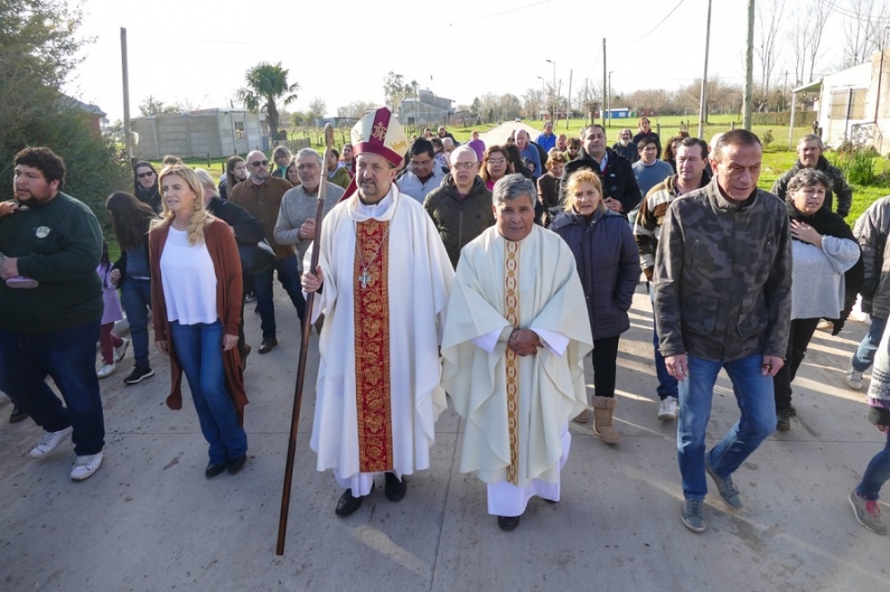 Arrieta y Fassi junto a Monse&ntilde;or Barba y vecinos de la localidad. 