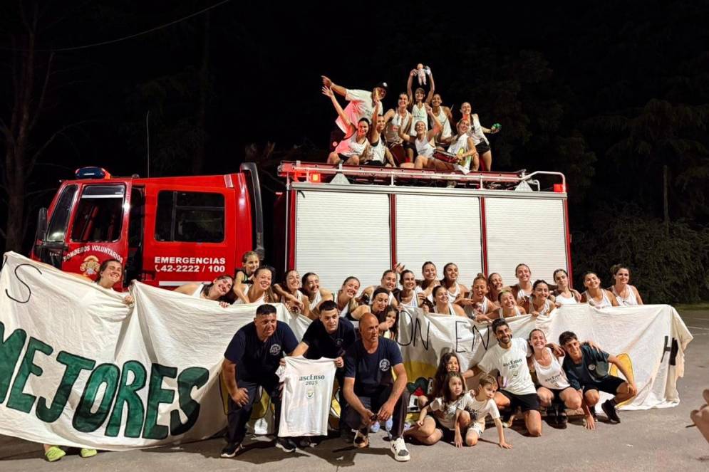 El plantel festej&oacute; en autobomba.