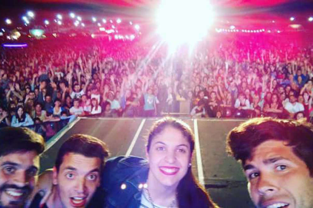 Eliana Senas junto al grupo "Memo imitaciones" 