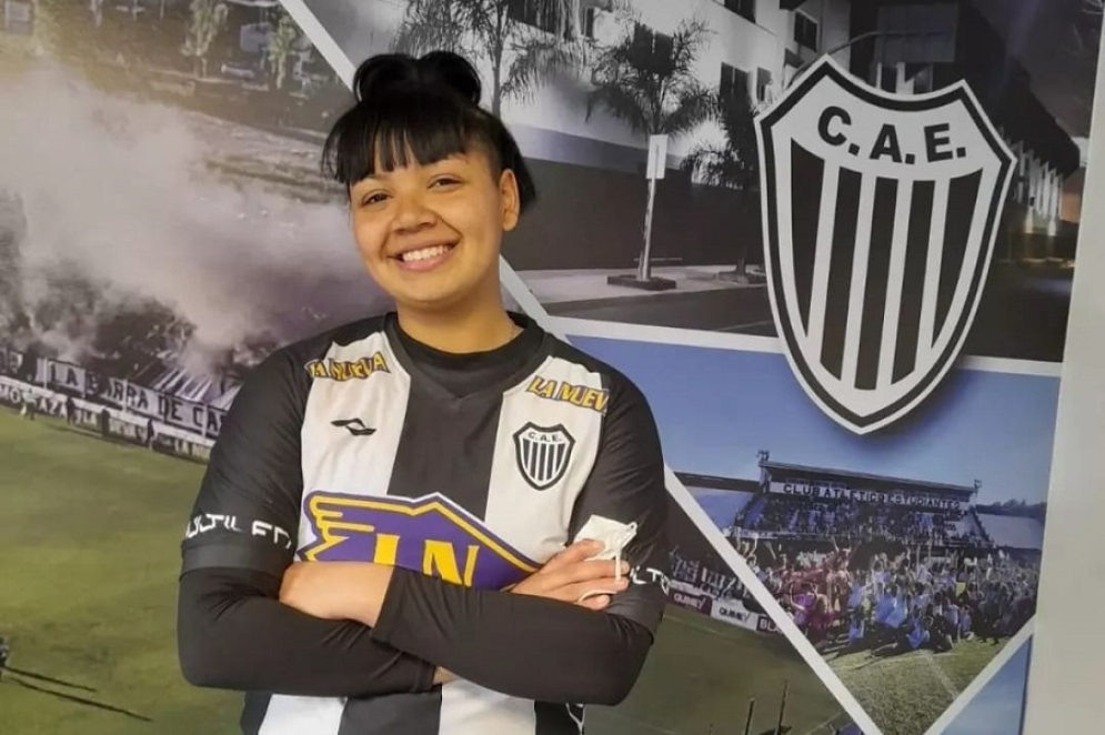 Morena posando con la casaca del conjunto de Caseros.