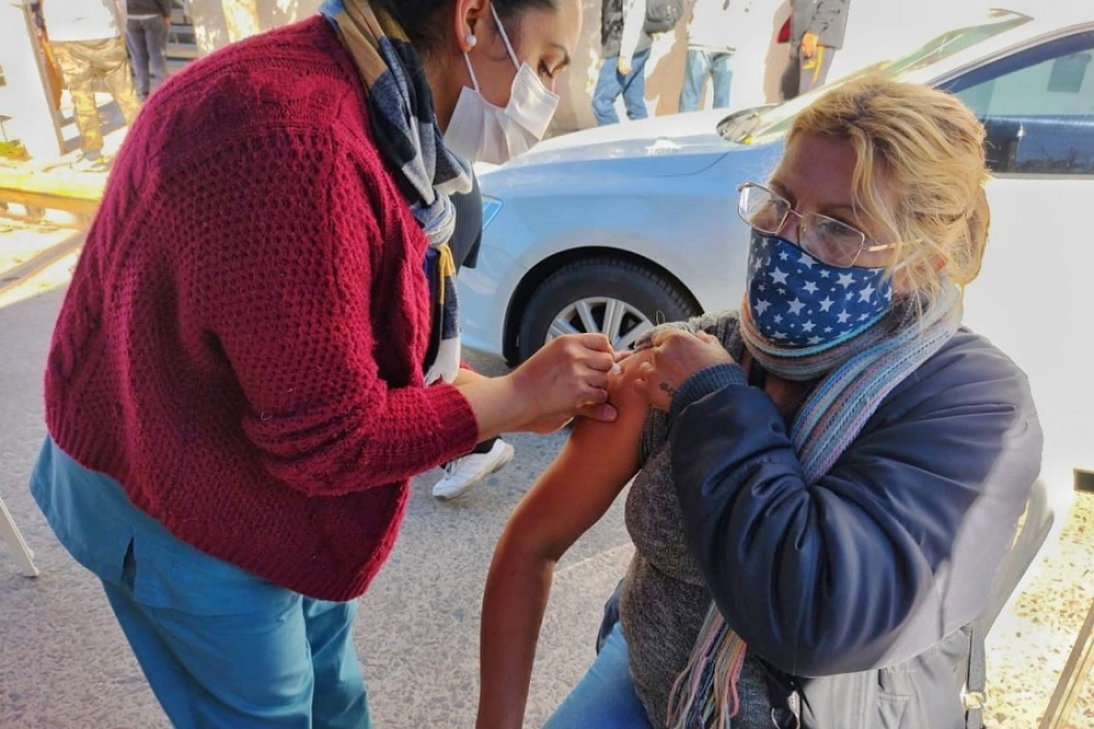 Comenzaron a aplicar la vacuna antigripal en la puerta de los bancos