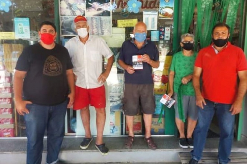 Duhalde (derecha) e Iturmendi (izquierda) visitando correligionarios.