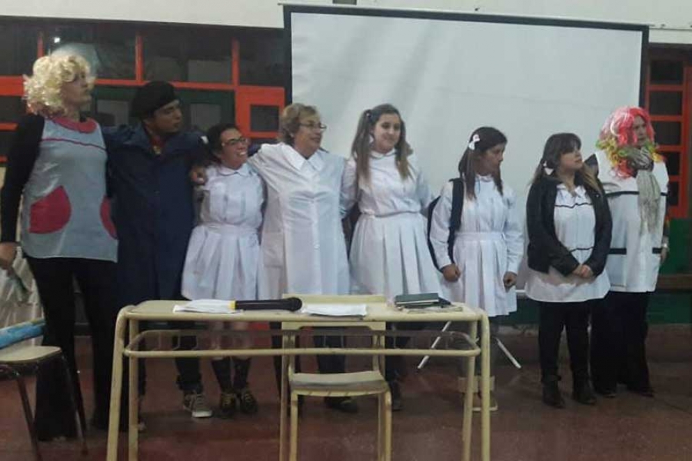 Rojas secundadas por los maestros que participaron del sketch. 