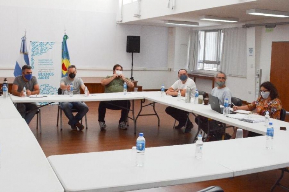 La mesa de funcionarios y dirigentes se dieron cita este lunes.