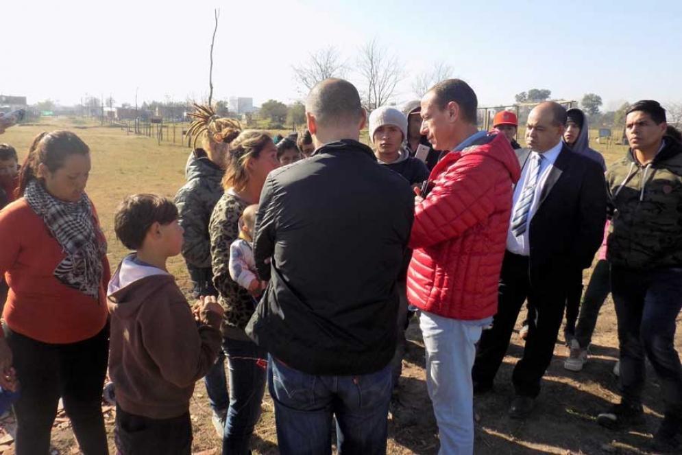 Arrieta escuchando a los vecinos. 