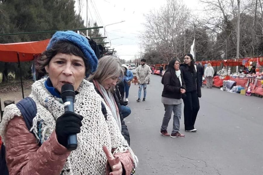 Durante la tarde del s&aacute;bado, le explicaron la iniciativa del Sindicato de Amas de Casa de la Rep&uacute;blica Argentina a los expositores de la Feria "Mercedes Sosa".