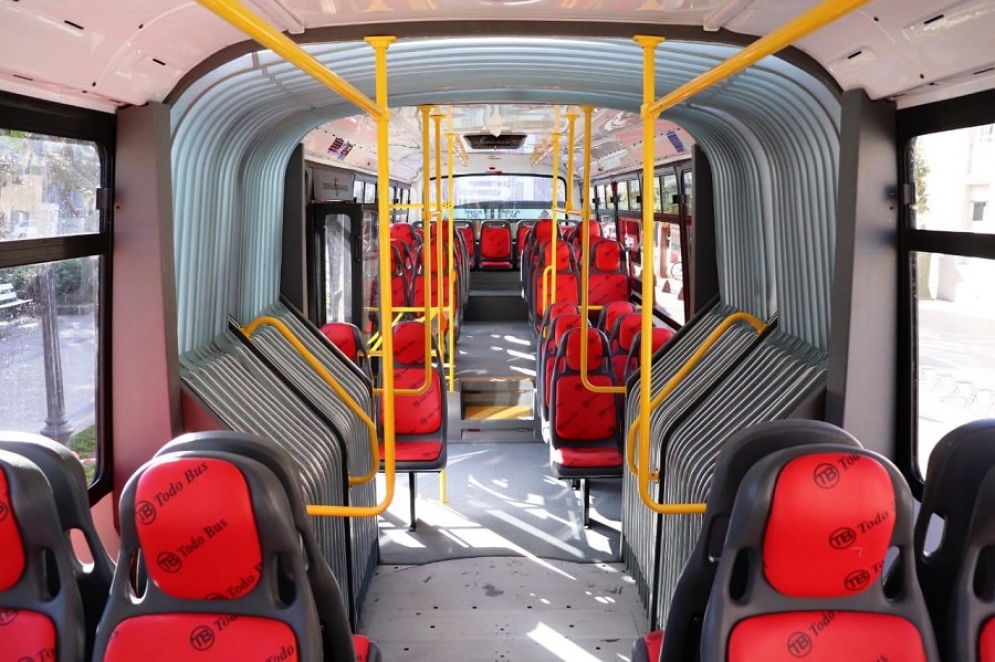 Interior de los colectivos articulados o "bandone&oacute;n".