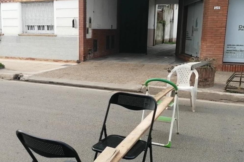 Un anciano cort&oacute; la calle Del Carmen para reclamar que le devuelvan la luz: un vecino lo insult&oacute; y le dese&oacute; la muerte