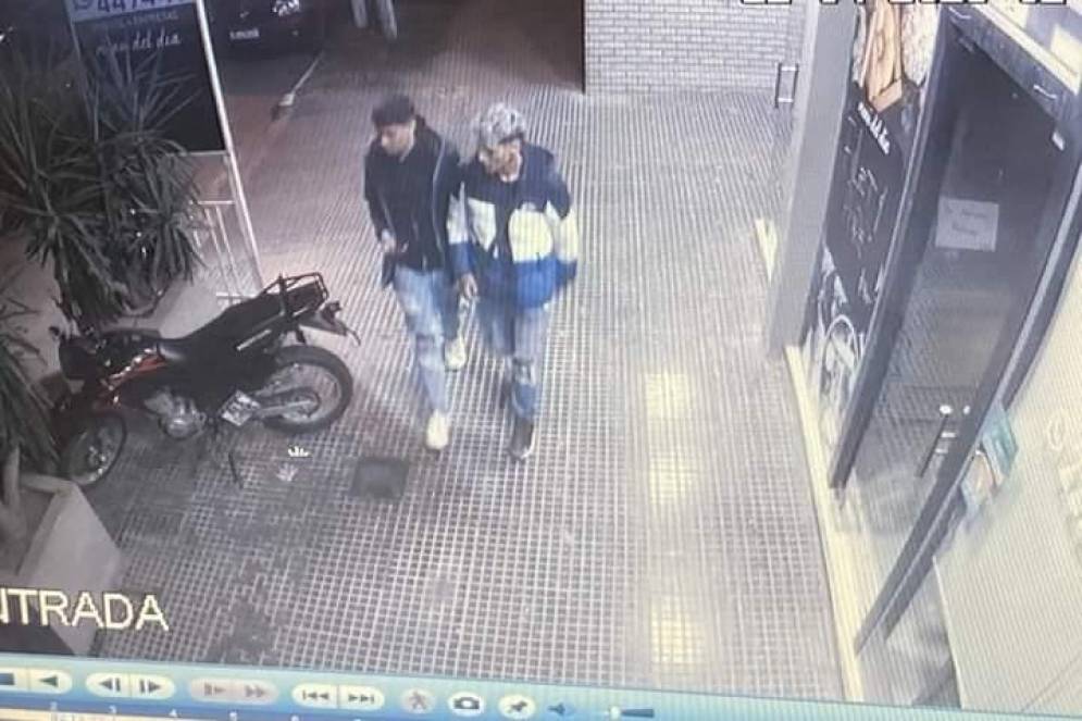 Los cacos tomados por un c&aacute;mara de la cuadra.