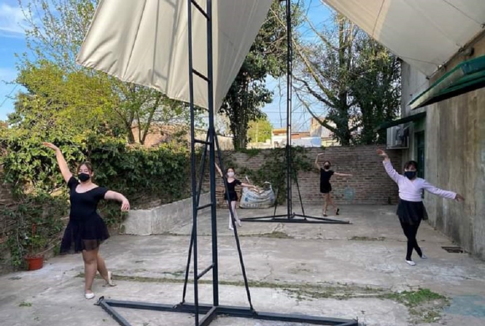 Alumnas en su primera clase al aire libre.