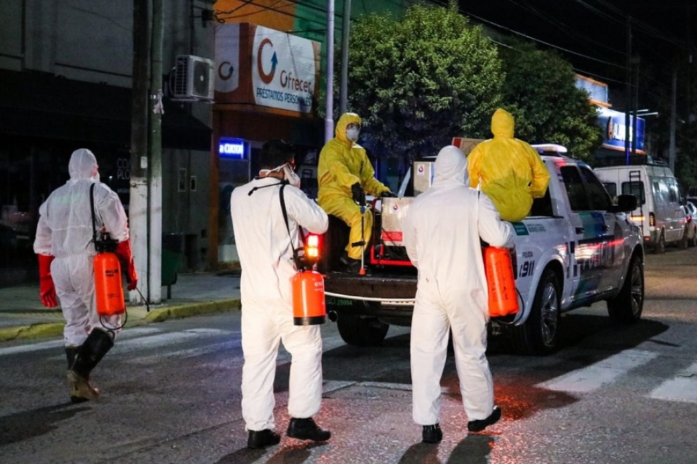 El equipo de desinfecci&oacute;n trabajando sobre la Avenida Libertad. 