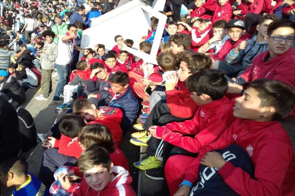 Los chicos de Ca&ntilde;uelas en una de las tribunas del Duc&oacute;.
