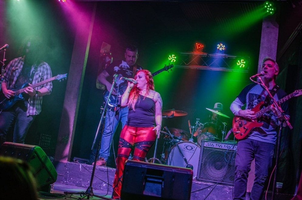 As&iacute; va Sue&ntilde;o Arcaico: Romina Borello en voz, Leo Ruberti y Jota Pe en Guitarra, Pablo de Zan como Bajista y Ra&uacute;l Ruiz en Bater&iacute;a.