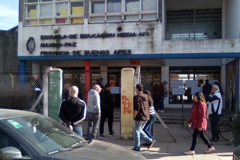 La Escuela Media N&ordm;1 de M&aacute;ximo Paz estren&oacute; mesa de extranjeros.