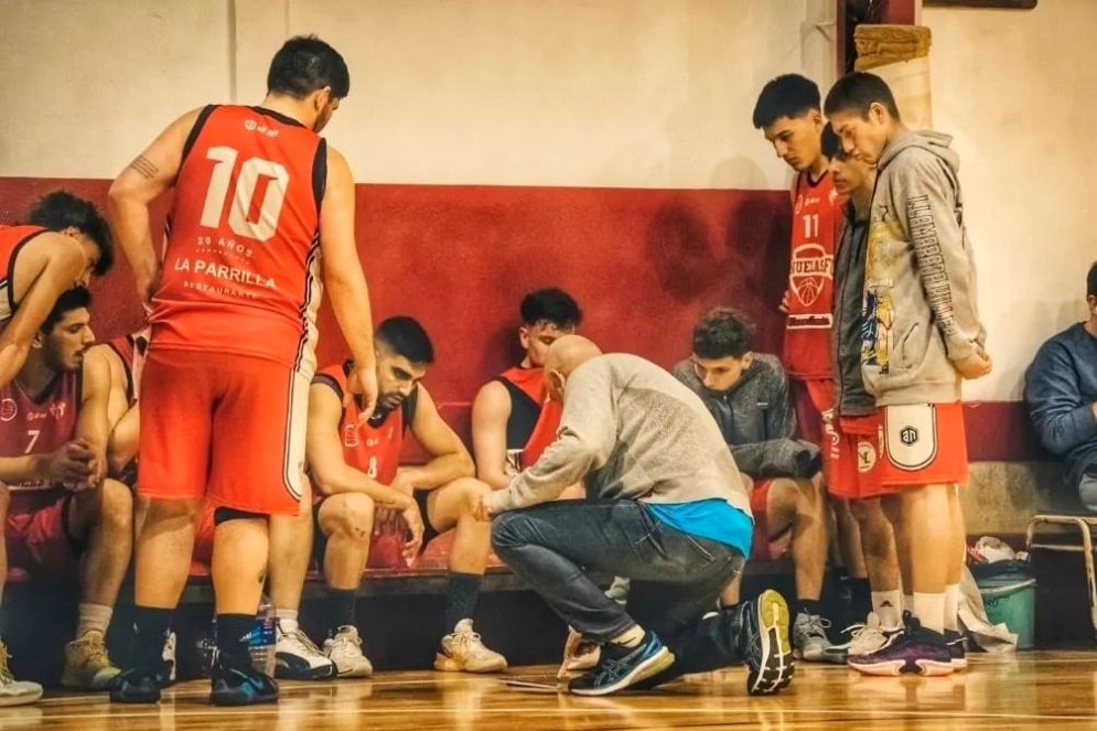 Dionel S&aacute;nchez d&aacute;ndole indicaciones a sus dirigidos. (Cr&eacute;ditos: Adri&aacute;n Tadei)