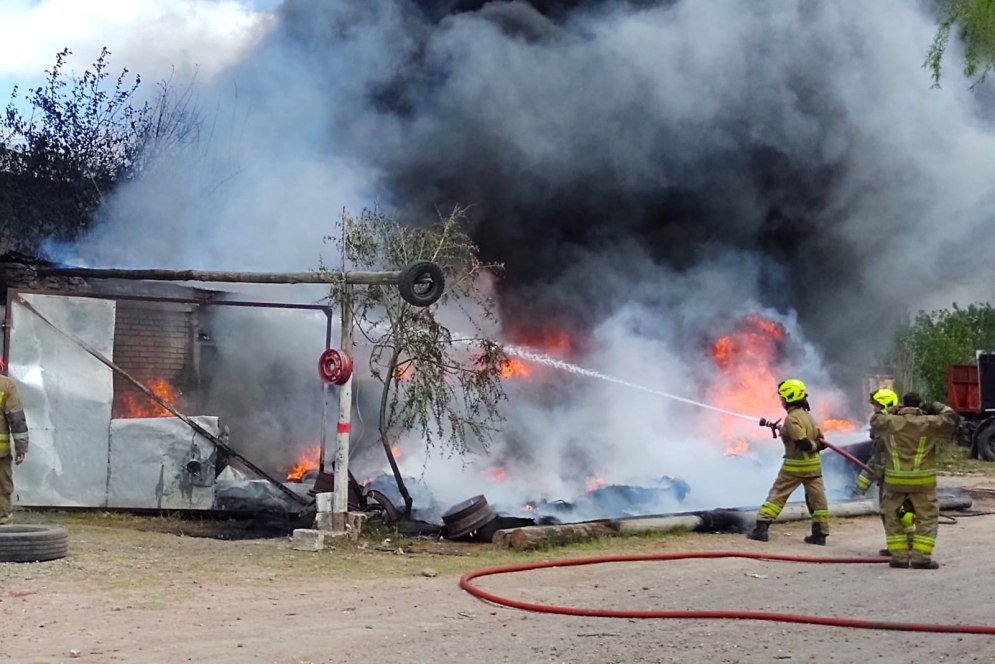 El incendio gener&oacute; una espesa columna de humo negro que fue vista desde el centro de la ciudad.
