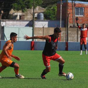 Diego Aguirre traslada ante la marca de Celso B&aacute;ez, ex Tambero. (FOTO: Prensa CFC).