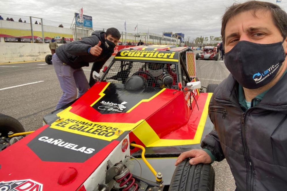 Girotti en el auto, esperando para largar.
