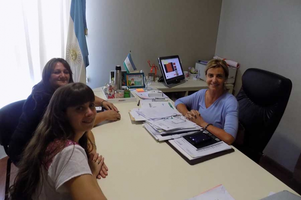 La intendenta Marisa Fassi junto a enviados del Organismo Provincial de la Ni&ntilde;ez.